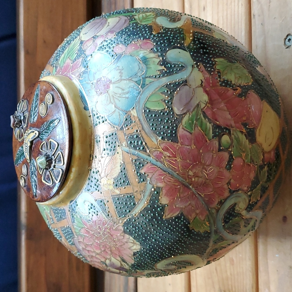 Vtg hand painted Asian vase
